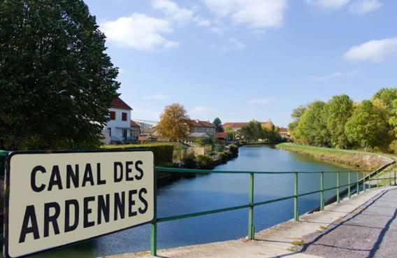 Camping Le Vallage Attigny Esterno foto